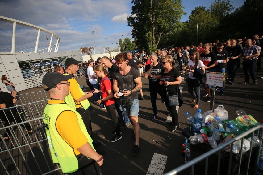 Rammstein na Stadionie Śląskim. Fani liczą na wielkie widowisko. [ZDJĘCIA PRZED KONCERTEM]
