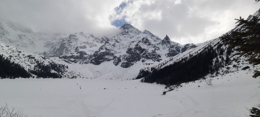 Tatry. Niby mamy wiosnę, a Morskie Oko zasypane śniegiem jak w środku zimy [ZDJĘCIA]