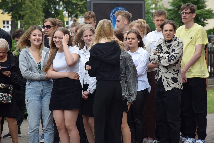 Apel pod dębem pamięci w Liceum Ogólnokształcącym w Obornikach [ZDJĘCIA]