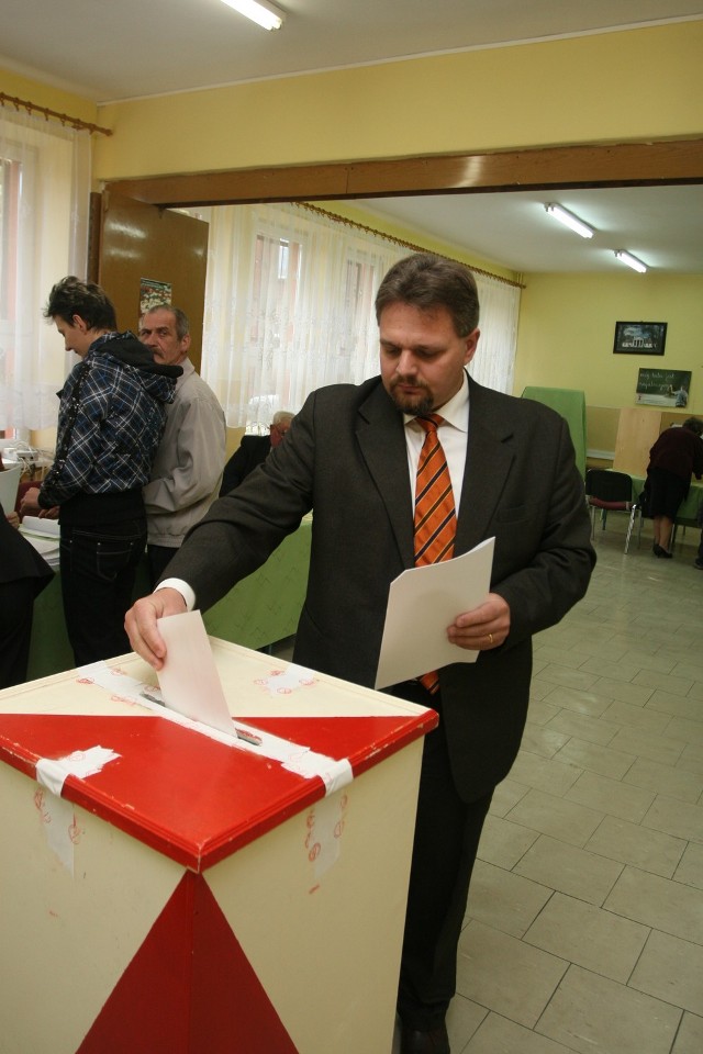 Jacek Najder głosował w lokalu wyborczym w LO w Wągrowcu. Do lokalu wyborczego przyszedł wraz z żoną.