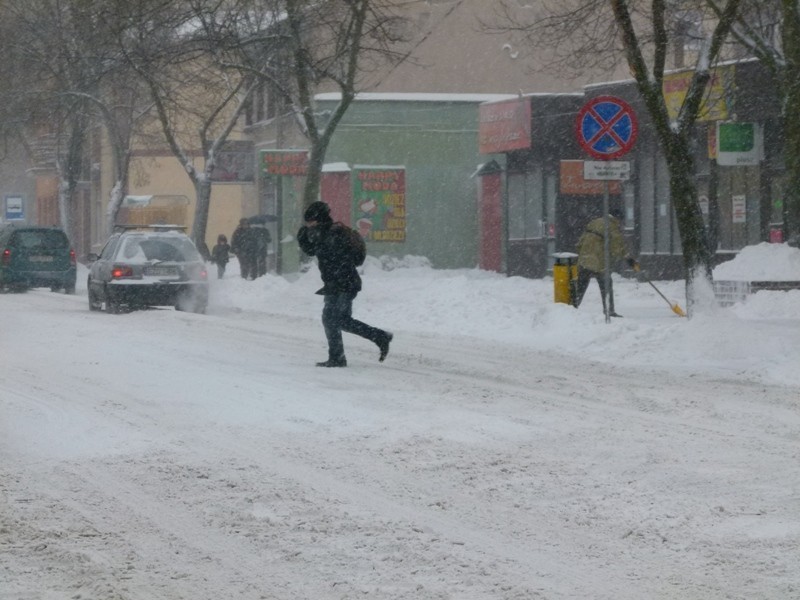 Zasypało i zawiało. Miasto pod śniegiem [zdjęcia]