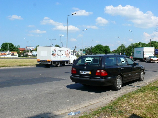 Parking na rondzie... zmienił się w komis samochodowy