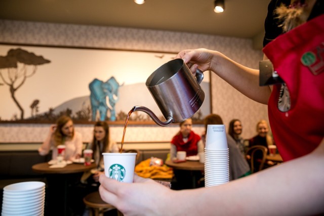 Starbucks Corporation jest największą na świecie siecią kawiarni.