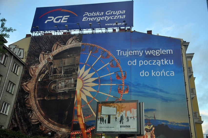 Zmiana reklamy PGE w centrum Warszawy