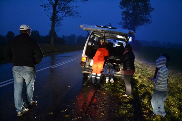 Bytowska policja sprawdza czy to potrącenie. Pijana kobieta po zmroku siedziała na jezdni