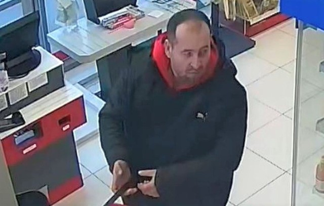 Kruszwicka policja poszukuje widocznego na zdjęciu mężczyzny. Jest podejrzany o kradzież w sklepie przy ul. Zamkowej