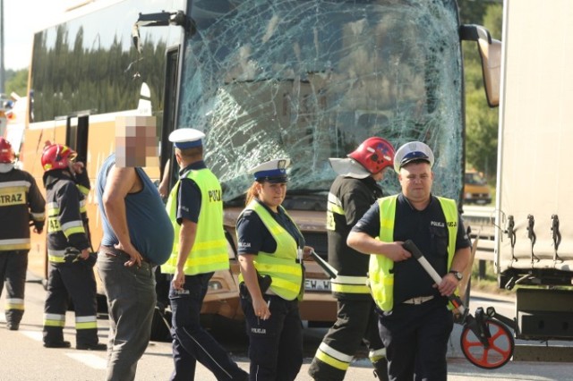 Zderzenie autokaru z ciężarówką na obwodnicy w rejonie Chwarzna