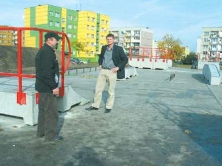 Michał Grabarczyk, kierownik budowy, oraz Władysław Matyja z firmy, która wybudowała skate park, przez cały tydzień dopracowywali jeszcze ostatnie elementy wykończenia placu.