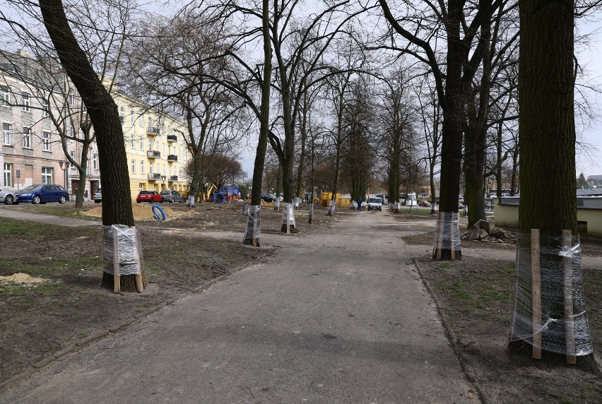 Rozbiórka placu zabaw na placu Niepodległości w Piotrkowie