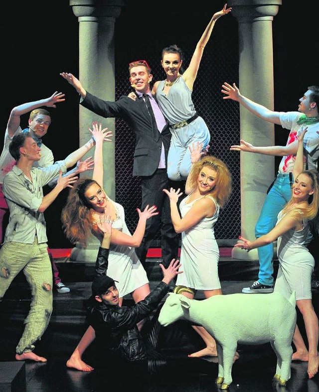 Teatr na Plaży w Sopocie. Reżyser bawi się mitem, a młodzi aktorzy świetnie się czują w konwencji kabaretowo-musicalowej
