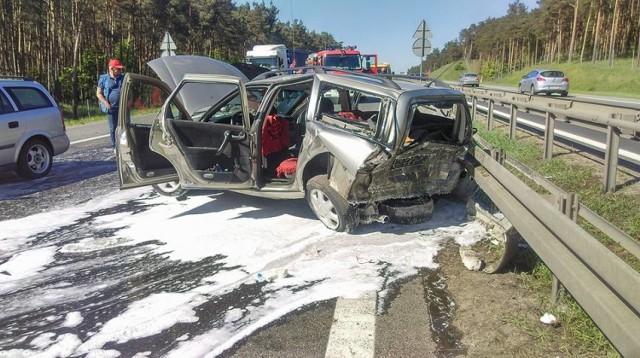 Jadąc z Bydgoszczy w kierunku Stryszka, ok. 500 metrów przed węzłem w Stryszku, o 14.37 służby ratunkowe otrzymały zgłoszenie o zderzeniu trzech samochodów osobowych.
-&nbsp;Dwóch aut marki Opel i Seat Ibiza. Dwie osoby poszkodowane, według wstępnych ustaleń, jechały Oplem Vectrą. Jedna z tych osób była zakleszczona w pojeździe i prawdopodobnie zostanie zabrana do szpitala, druga osoba poszkodowana jest badana na miejscu - poinformował nas oficer dyżurny ze stanowiska dowodzenia PSP w Bydgoszczy.

Na miejscu pracują dwa zastępy straży pożarnej, są trzy karateki pogotowia i dwa radiowozy policji. Ruch w kierunku na Brzozę jest całkowicie zablokowany.