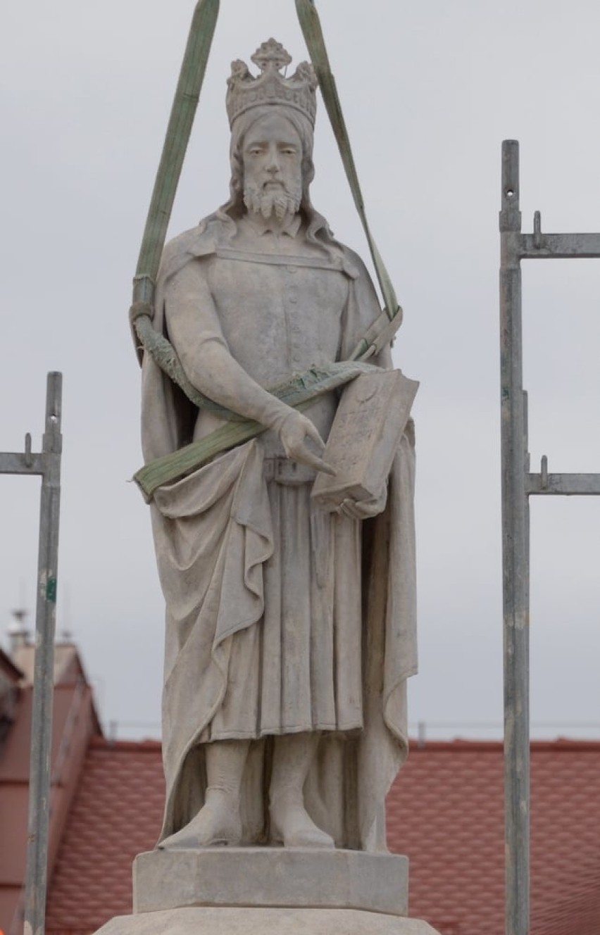 Odnowiony pomnik króla Kazimierza Wielkiego powrócił na...