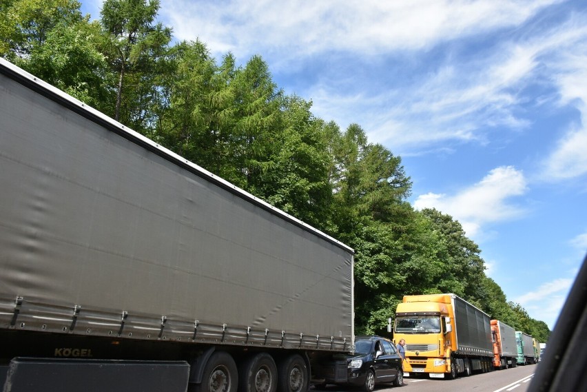 Lubelskie. 40-kilometrowa kolejka przy granicy. Zapowiedziano zawieszenie ruchu samochodów osobowych