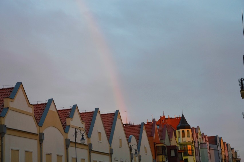 Piękny zachód Słońca. Tęcza i niesamowite pomarańczowe niebo nad Głogowem [ZDJĘCIA]