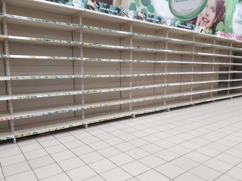 Koronawirus w Warszawie. Pustki w sklepach, ale handlowcy uspokajają: "Produkty wkrótce wrócą na półki"