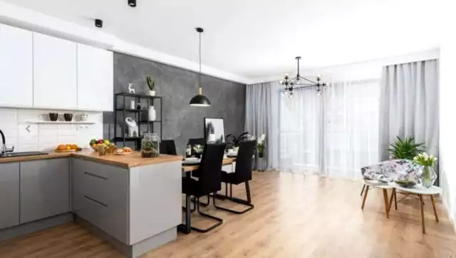 Położony w Skawinie komfortowy, nowocześnie wykończony, gotowy do zamieszkania apartament o pow. 63,5 m kw. z 2019 roku (nowe osiedle) wystawiono za 475 tys. zł. To zaledwie 13 km od centrum Krakowa, dojazd trwa zwykle mniej niż pół godziny.