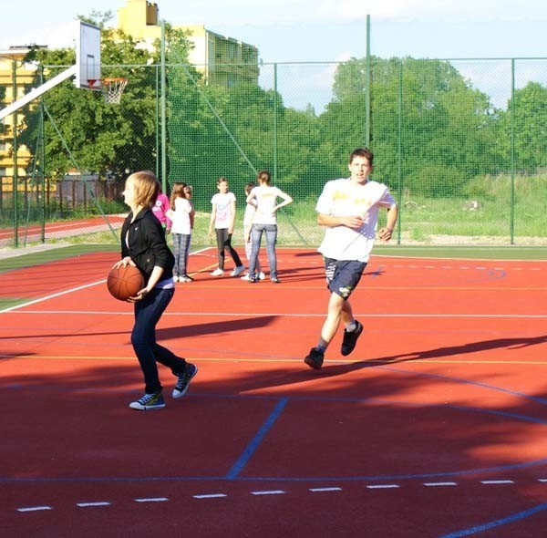 Młodzież chętnie korzysta z nowych boisk w Lublińcu