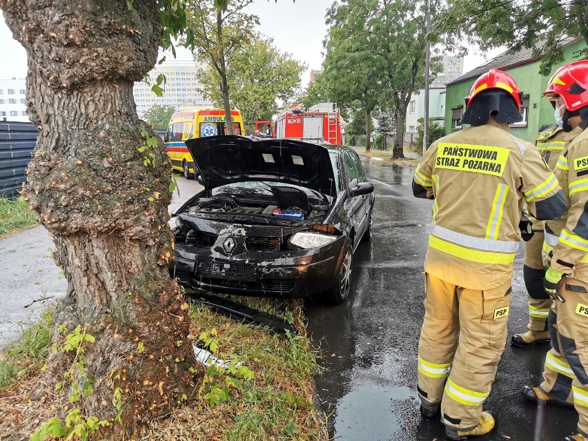 Renault uderzył w drzewo na ulicy Okrężnej we Włocławku.