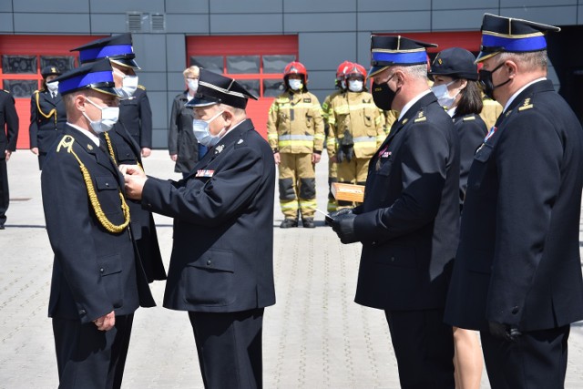 Fotorelacja z uroczystego apelu na placu Komendy Powiatowej Państwowej Straży Pożarnej w Żninie.