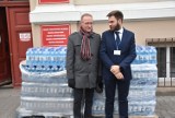 Gniezno. Urząd Miasta podarował szpitalowi wodę dla pacjentów na oddziale zakaźnym