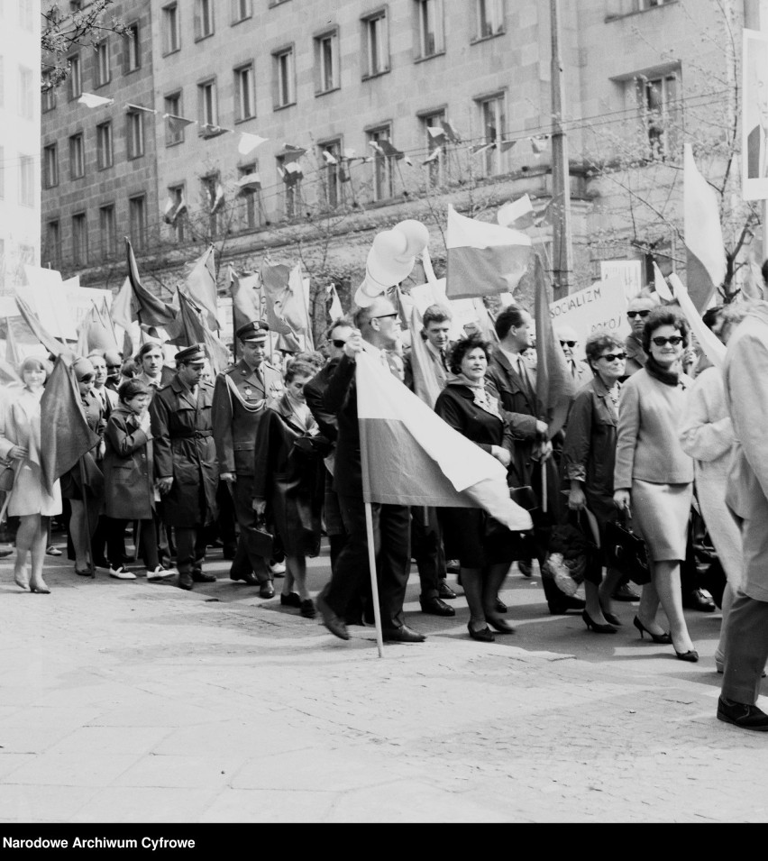 Jak kiedyś obchodzono Święto Pracy w Polsce? Pochody 1-majowe przed wojną i w czasach PRL. Archiwalne zdjęcia