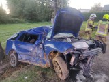 Poważny wypadek w Makowicach. 26-letni kierowca skody uderzył w drzewo. Do szpitala zabrało go Lotnicze Pogotowie Ratunkowe