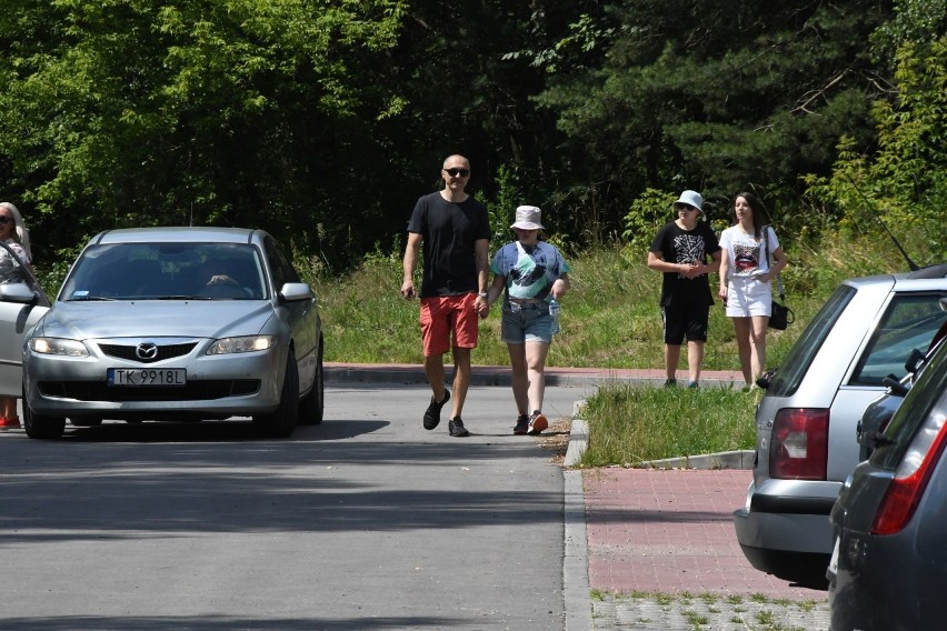 Cedzyna pełna ludzi! Obie plaże wypełnione, mnóstwo kąpiących się [DUŻO ZDJĘĆ I WIDEO]