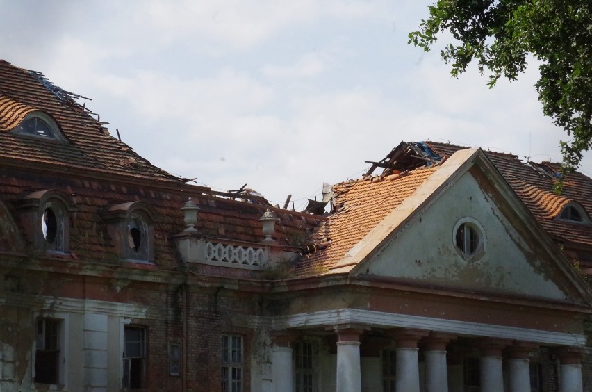 Zawalił się dach pałacu Neuhof w Legnicy przy ul. Nowodworskiej