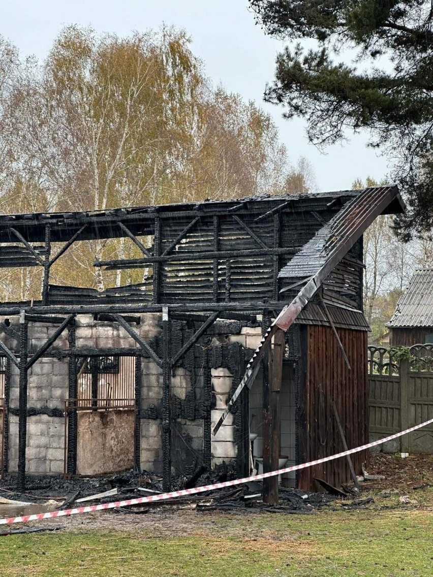 Pożar stajni - zdjęcia obiektu po akcji strażaków.