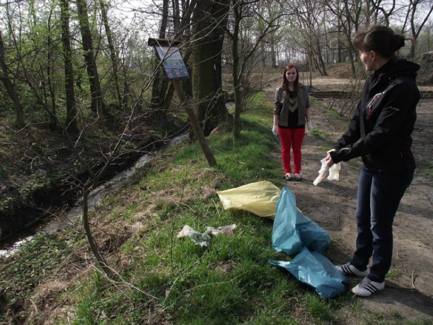 Akcja sprzątania terenu wokół stawu w Leszczynach