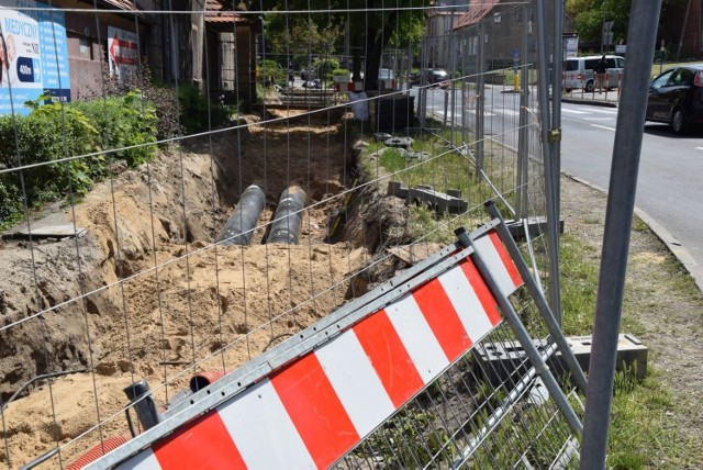 Trwają prace związane z modernizacją sieci ciepłowniczej na terenie szpitala. Trzeba się z utrudnieniami w ruchu i ograniczeniem miejsc na parkingach