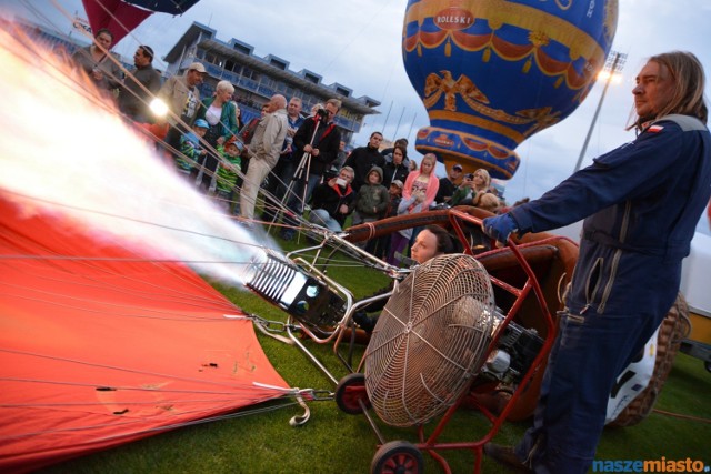 Nocny pokaz balonów na stadionie Smoczyka w Lesznie.