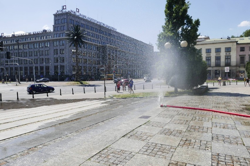 Tropikalne upały w Warszawie. Miasto uruchomiło kurtyny wodne i rozdaje warszawiakom kranówkę