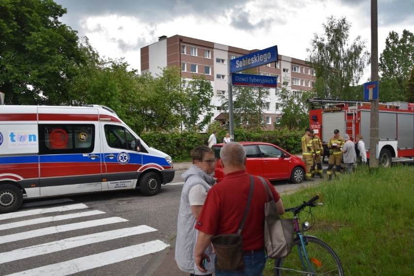 Potrącenie rowerzystki na przejściu dla pieszych w Wejherowie. Kierująca rowerem została przewieziona do szpitala | ZDJĘCIA