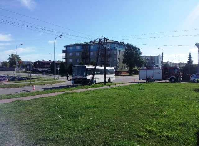 Autobus gminnej linii J z nieznanych przyczyn zjechał z ulicy i uderzył w słup energetyczny.