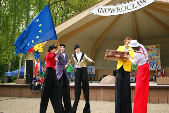 Przy muszli koncertowej w Inowrocławiu odbył się festyn. Wszystko z okazji 10-lecia Polski w Unii Europejskiej.