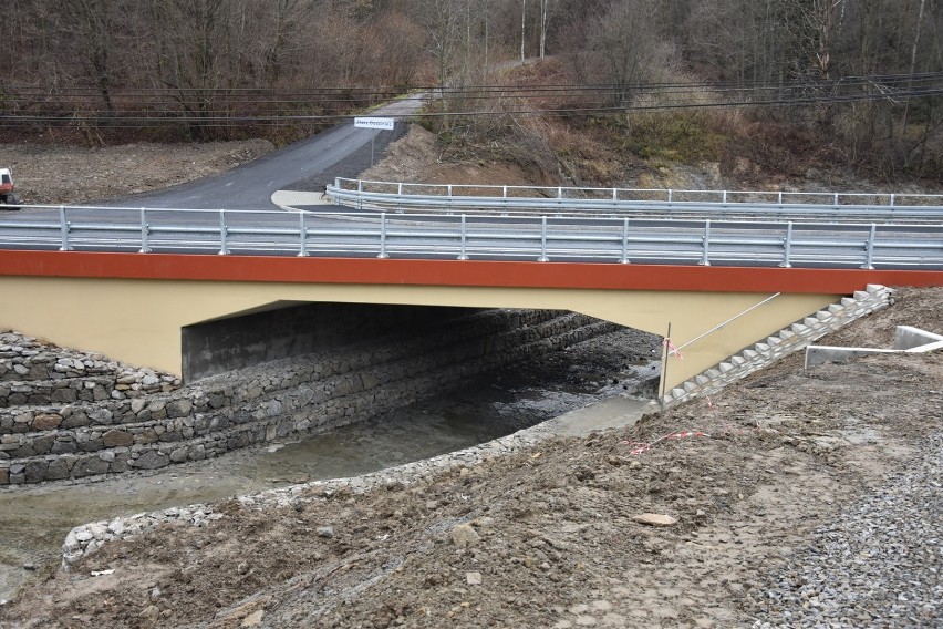 Most na drodze powiatowej Szymbark-Bystra już niemal gotowy. Starą, mocno zużytą przeprawę zastąpiła nowa konstrukcja {ZDJĘCIA]