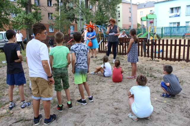 W ubiegłym roku wakacyjny piknik podwórkowy z PCAS odbył się przy ul. Topolowej 3-5. Były liczne konkursy z nagrodami oraz gry. Nie zabrakło zabaw z chustą animacyjną oraz przy muzyce.