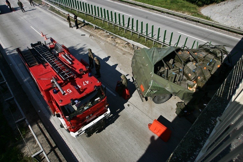 Ciężarówka wojskowa wywrócona na A4 (ZDJĘCIA)