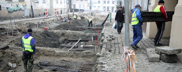 Tuż przed Bożym Narodzeniem część pochodzących ze średniowiecza, drewnianych podkładów z ul. Klasztornej została wydobyta i przeniesiona na plac muzeum