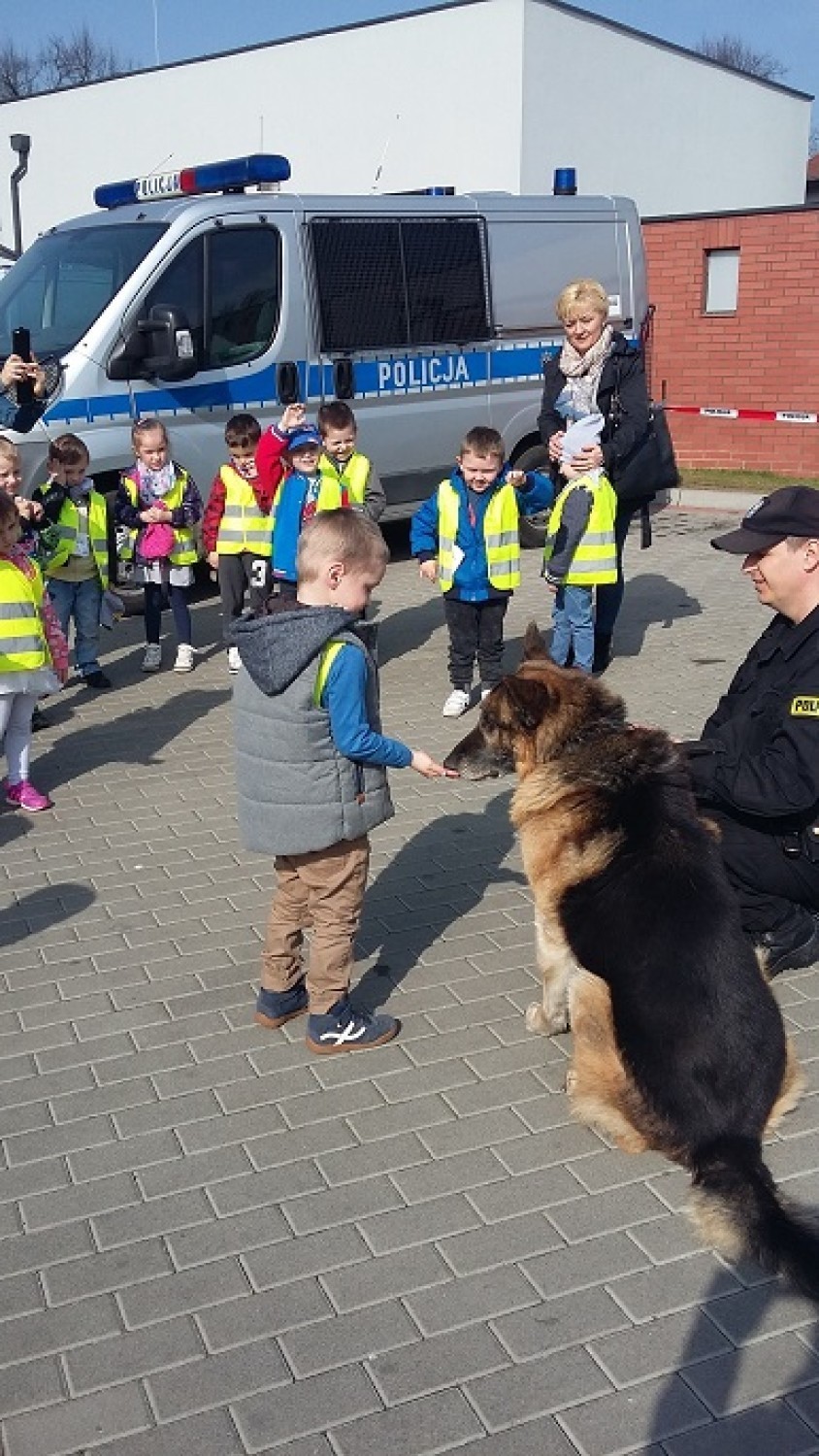 Stargardzcy policjanci uczyli przedszkolaki z Chatki Małolatka zachowania się wobec agresywnego psa