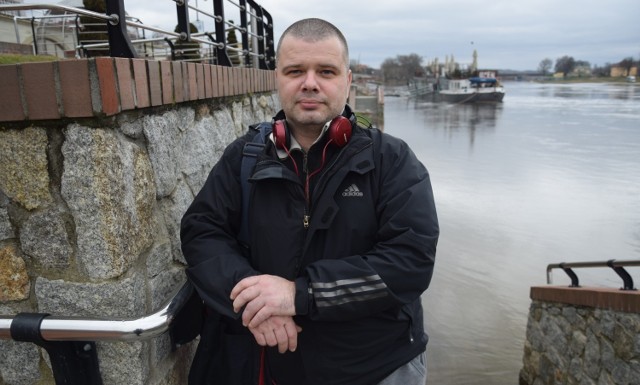 Na gorzowskim bulwarze woda wdziera się już na schody. - Do lata spokojnie opadnie - mówi Andrii Martynovskyi, gorzowski Ukrainiec.