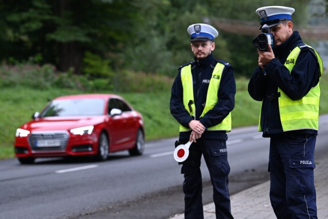 Policyjny patrol podczas kontroli drogowej w Przemyślu, 17 bm. 17 września 2022 r. weszły w życie przepisy rozporządzenia Ministra Spraw Wewnętrznych i Administracji w sprawie ewidencji kierujących pojazdami naruszających przepisy ruchu drogowego. Zmiany te wprowadzają do katalogu wykroczeń maksymalną karę 15 punktów za najcięższe wykroczenia drogowe. Dotyczą one w szczególności kierowców, którzy drastycznie przekraczają prędkość i jeżdżą pod wpływem alkoholu. (aldg)