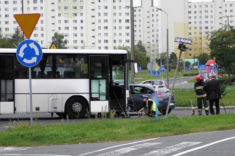 Wypadek na placu Honorowych Dawców Krwi w Toruniu. Dwie osoby ranne [ZDJĘCIA I VIDEO]