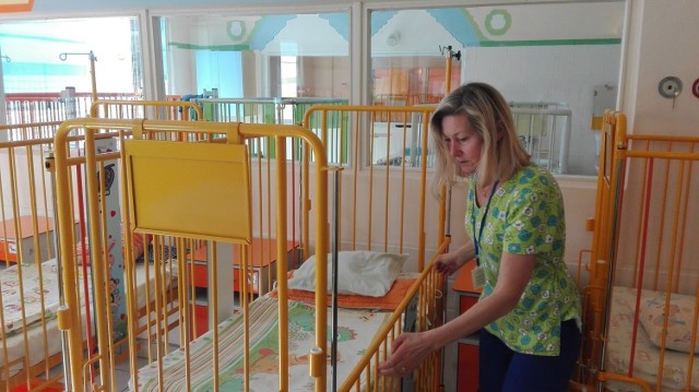 Wiesława Piechocka z klinicznego oddziału pediatrii Szpitala Uniwersyteckiego prezentuje nowe łóżeczka dla dzieci do lat trzech - prezent od Wielkiej Orkiestry Świątecznej Pomocy