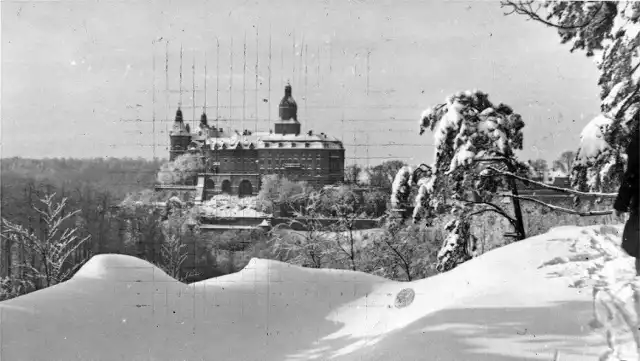 Zamek Książ sfotografowany zimą 1944 r. przez Czecha Josefa Masopusta - pracownika z obozu pracy w pobliskiej Pełcznicy