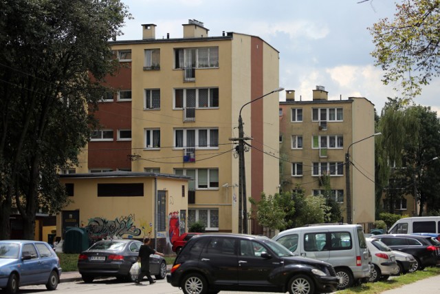 Użytkowanie wieczyste dotyczy głównie mieszkań na starszych osiedlach. Jedni płacą kilkanaście złotych, a inni kilkaset. Opłata zależy od wielkości mieszkania i działki, wartości tej ostatniej i udziału w gruncie