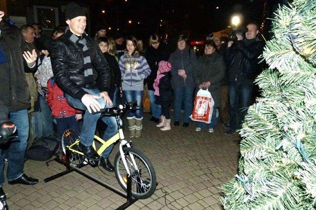 Prezydent Dychto pedałował pod miejską choinką w Pabianicach

Źródło: Gdzie są rowery od choinki? Miało być ekologicznie&#8230