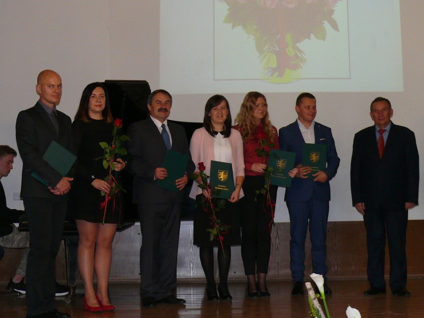Gratulacje i nagrody dla nauczycieli od starosty inowrocławskiego [zdjęcia] 