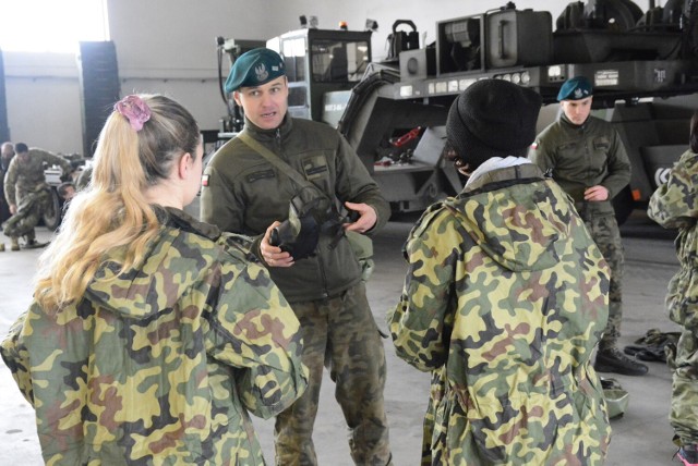W ramach akcji „Trenuj z wojskiem w ferie”  przygotowano szereg zajęć mających na celu pokazać różne strony służby wojskowej.